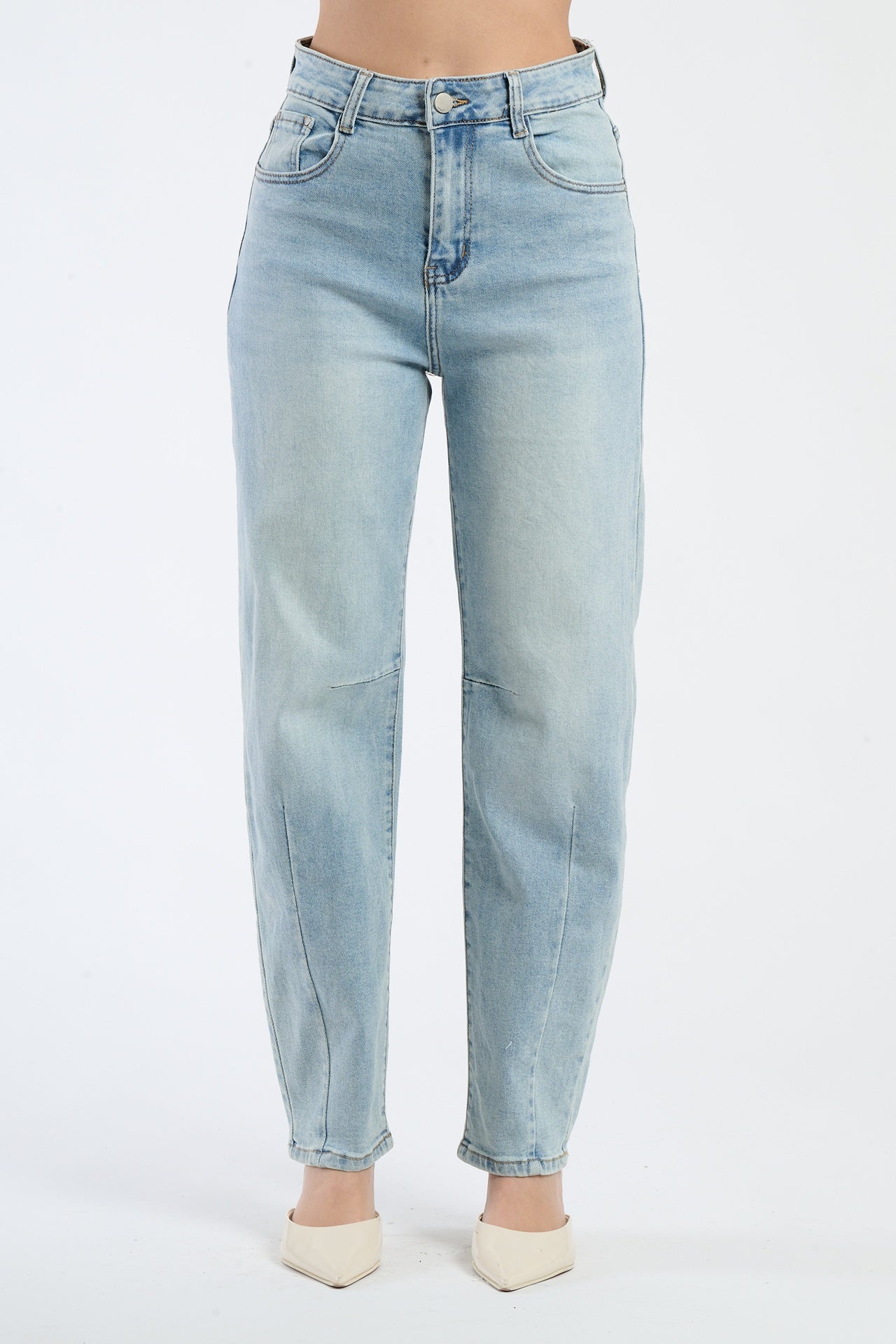 Jeans azzurri con un look moderno visualizzati su